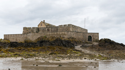 Fototapeta na wymiar The beach and Fort National during low tide in Saint Malo