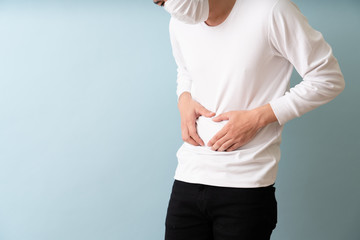 腹痛をうったえる男性イメージ