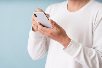 スマートフォンを使う男性