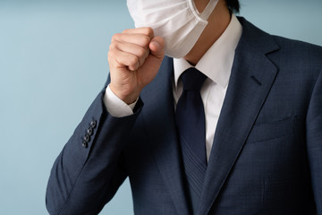 咳をする男性イメージ