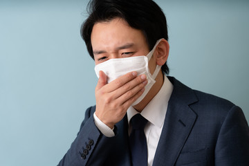 咳をする男性イメージ