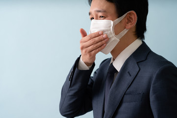 咳をする男性イメージ
