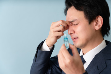 眼精疲労の男性イメージ