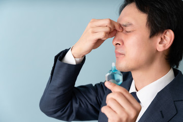 眼精疲労の男性イメージ