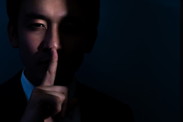 光に当たる男性