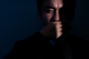 光に当たる男性