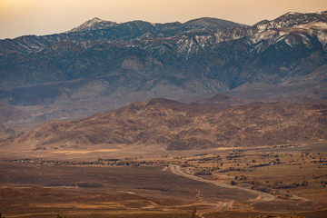 Fototapeta na wymiar Beautiful view On the way to Mammoth Lakes Hwy 395, California, US.