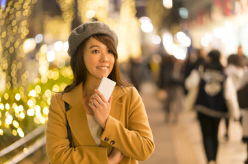 東京・表参道・クリスマス・クリスマスイルミネーション・待ち合わせをする女性