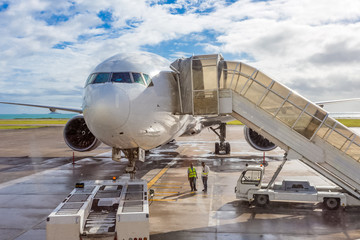 Fototapeta premium avion bi-réacteur sur le tarmac aux Seychelles