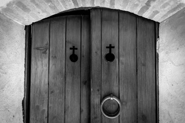 Puertas en el castillo de niebla Huelva Andalucía cerrojos viejas madera tablas