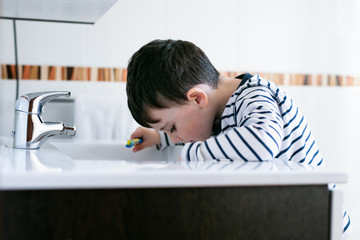 Naklejka premium Child bathing teeth at home