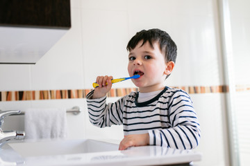 Child bathing teeth at home