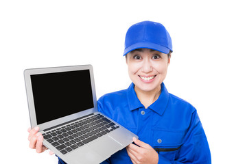 ノートパソコンを持つ作業員