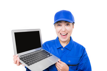 ノートパソコンを持つ作業員