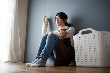 座って考え込む女性