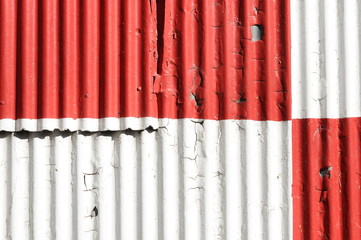 白と赤のチェッカー柄の壁