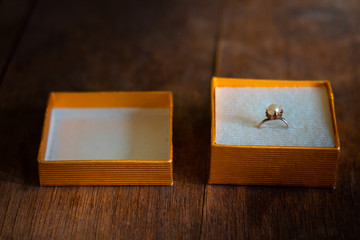 Caja de anillo de compromiso de regalo para festejar el amor en el día de san valentin 