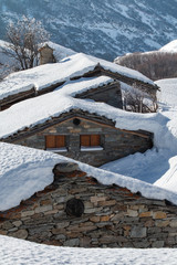 Toitures de chalets enneigés