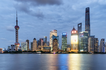 Obraz premium Wonderful evening view of Pudong skyline (Lujiazui) in Shanghai
