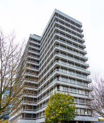 Hochhaus mit Bäumen und Balkon