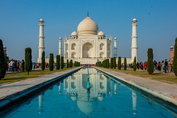 Naklejka premium Agra, Indie - 27 grudnia 2018 r .: Taj Mahal to mauzoleum z białego marmuru, Agra, Uttar Pradesh, Indie.