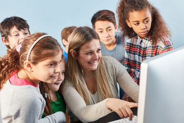 Lehrerin und Schüler Gruppe am Computer