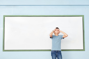 Schüler in einer Prüfung denkt konzentriert