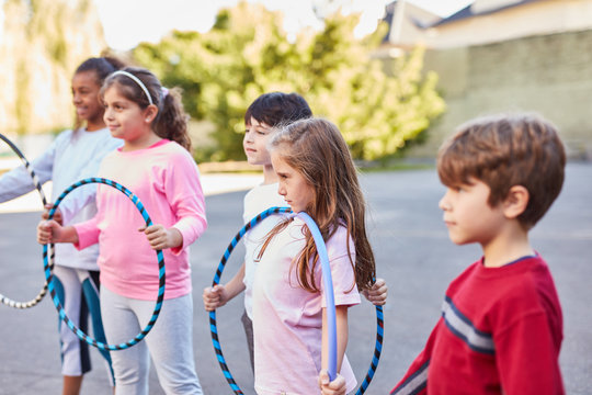 Gruppe Kinder mit Reifen im Ferienlager