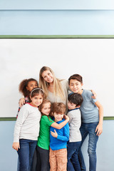 Gruppe multikultureller Kinder als Freunde