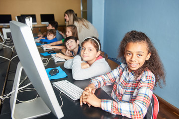 Gruppe Kinder am PC lernen Informatik