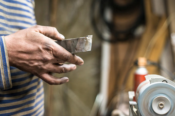 Sharpener checking the fineness of lathe tool after grinding on sharpening green silicide carbide stone