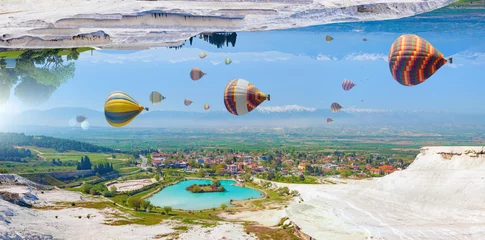 Erstaunliche fantastische unwirkliche Welt, Heißluftballons fliegen im blauen Himmel © IgorZh