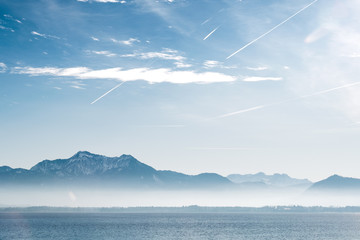 Chiemsee mit Bergen und Nebel