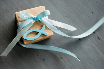 Kleines Geschenk mit Fisch aus Holz in Hellblau zur Kommunion, Konfirmation, Taufe, Firmung
