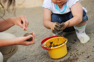 母親と子供　砂遊び