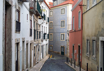 Naarow streets of Lisobon