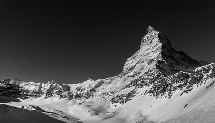 Obraz premium Wspaniały czarno-biały obraz północnej ściany słynnego na całym świecie Matterhorn w bezchmurny poranek na terenie narciarskim Zermatt w Alpach Szwajcarskich