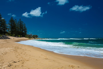 Fototapeta premium Hot sunny day at Moffat Beach Calundra, Queensland, Australia