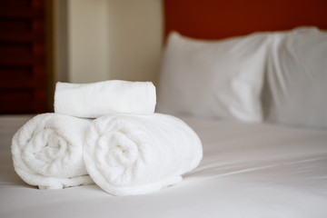 Obraz na płótnie Canvas white clean towels on the bed