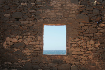 vecchia costruzione in rovina con finestra vista mare, caraibi