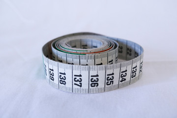 Metro da sartoria, bianco, verde e rosso, sfondo bianco, oggetti da cucito