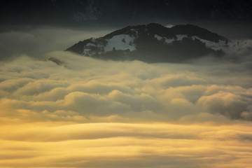 inversione termica e isola tra le nuvole