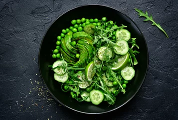 Grüner Gemüsesalat (Erbse, Avocado, Rucola, Gurke).Draufsicht. © lilechka75