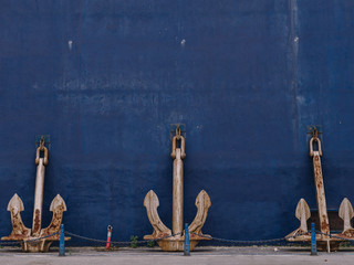 Anclas enormes sobre pared azul marino