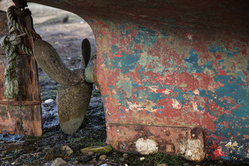 vieille hélice rouillée d'une épave de bateau abandonné