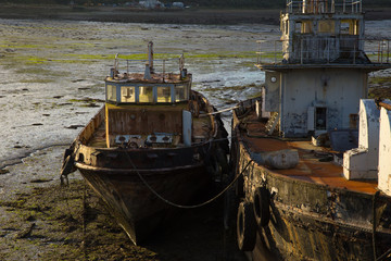 Fototapeta na wymiar carcasses de vieux bateaux abandonnés, épaves