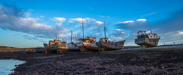 carcasses de vieux bateaux abandonnés, épaves
