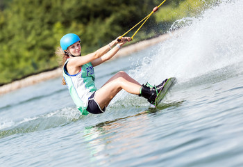 Frau beim Wassersport