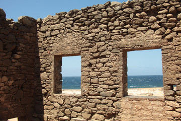 Aruba vecchia costruzione in rovina, con finestre sul mare dei caraibi