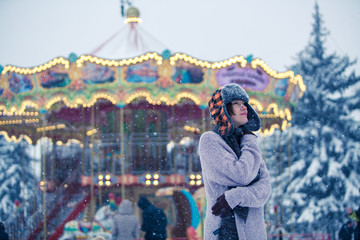 Outdoors lifestyle  portrait of stunning girl walking on the holiday city